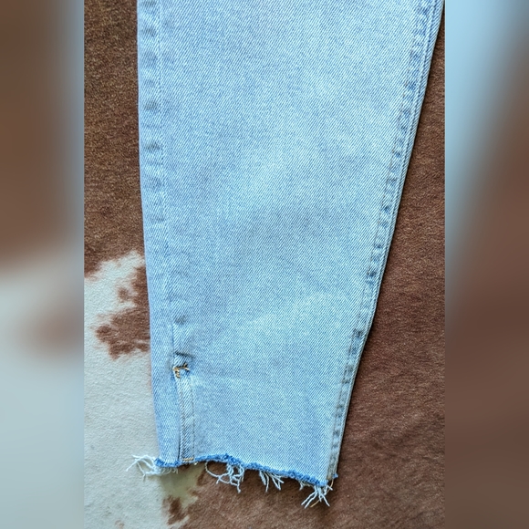 Kensi Vintage Luxe High Rise Skinny Raw Edge Hem Lt Wash Jeans - Picture 3 of 16